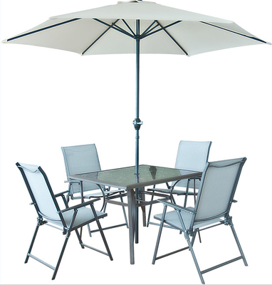 Pełny stalowy stół do jadalni i krzesła na zewnątrz z parasolem słonecznym